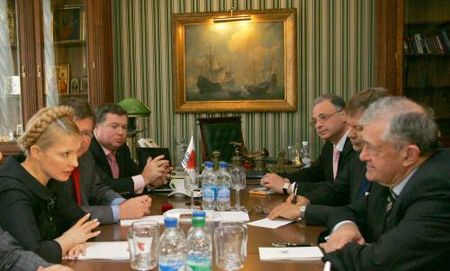 Юлия Тимошенко и Терри Дэвис во время официальной встречи в штаб-квартире БЮТ. Киев, 26 апреля