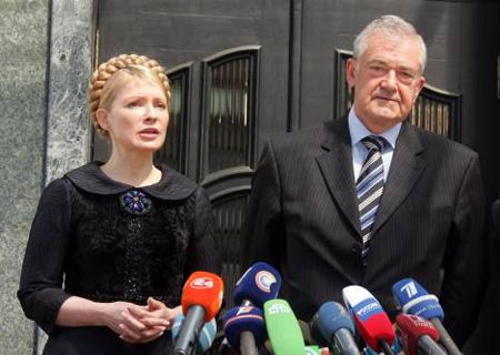 Юлия Тимошенко и Терри Девис отвечают на вопросы журналистов по окончании официальной встречи. Киев, 26 апреля