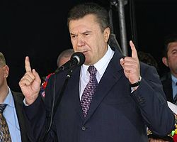 Виктор Янукович выступает во время митинга сторонников коалиции на Майдане Независимости. Киев, 27 апреля