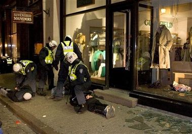 У Таллінні мародери грабують магазини (фоторепортаж)