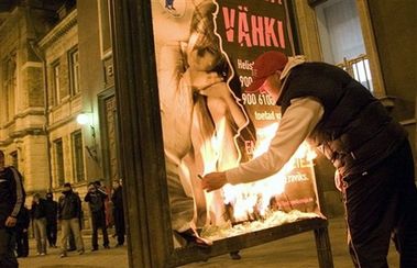 У Таллінні мародери грабують магазини (фоторепортаж)