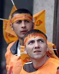 Зачіски помаранчевих чомусь нагадували ті, що носять гейші