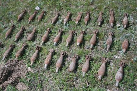 Боеприпасы времен Великой Отечественной войны, найденные в районе Мекензиевых гор (Крым), 28 апреля 2007 г. Снаряды были обезврежены сотрудниками МЧС в Севастополе. 