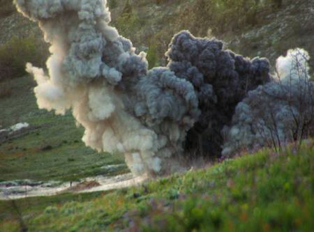 Боеприпасы времен Великой Отечественной войны, найденные в районе Мекензиевых гор (Крым), 28 апреля 2007 г. Снаряды были обезврежены сотрудниками МЧС в Севастополе.