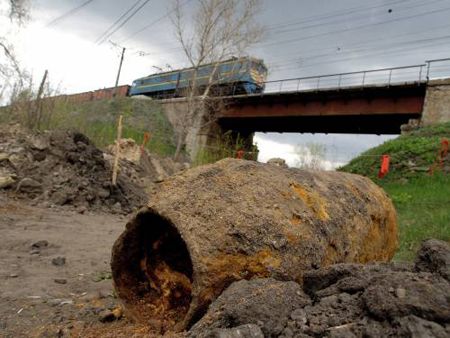 Боеприпасы времен Великой Отечественной войны, найденные возле поселка Савинцы (Харьковская обл.), 29 апреля 2007 г. Снаряды были обезврежены сотрудниками МЧС.