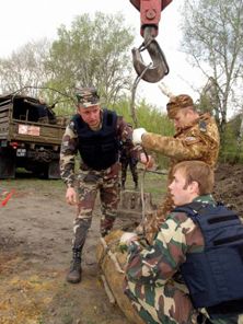 Боеприпасы времен Великой Отечественной войны, найденные возле поселка Савинцы (Харьковская обл.), 29 апреля 2007 г. Снаряды были обезврежены сотрудниками МЧС.