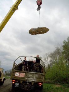 Боеприпасы времен Великой Отечественной войны, найденные возле поселка Савинцы (Харьковская обл.), 29 апреля 2007 г. Снаряды были обезврежены сотрудниками МЧС.