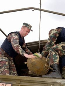 Боеприпасы времен Великой Отечественной войны, найденные возле поселка Савинцы (Харьковская обл.), 29 апреля 2007 г. Снаряды были обезврежены сотрудниками МЧС.