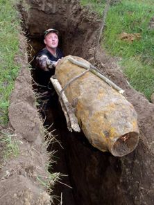 Боеприпасы времен Великой Отечественной войны, найденные возле поселка Савинцы (Харьковская обл.), 29 апреля 2007 г. Снаряды были обезврежены сотрудниками МЧС.