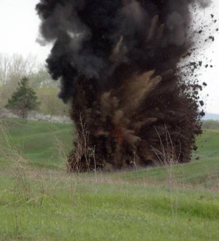 Боеприпасы времен Великой Отечественной войны, найденные возле поселка Савинцы (Харьковская обл.), 29 апреля 2007 г. Снаряды были обезврежены сотрудниками МЧС.