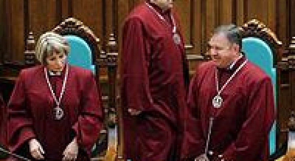 Чому Конституційний Суд узяв тайм-аут?