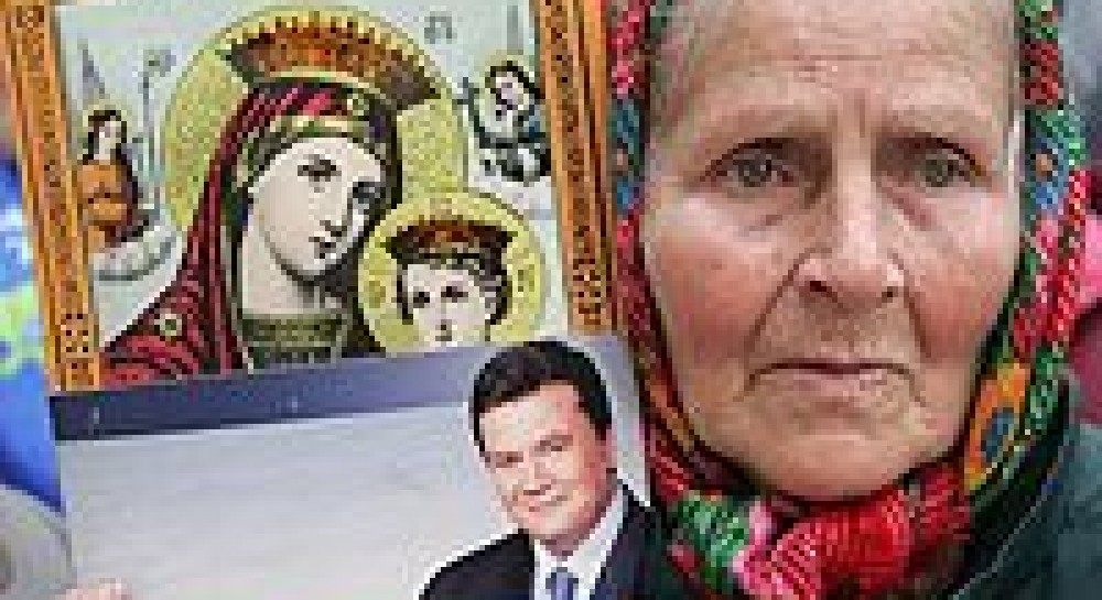Біля КС баби з іконами вимолили у неба веселку без помаранчевого кольору