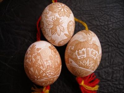 Рельєфний малюнок по жовтому яйцю. Робота Тетяни Коновал