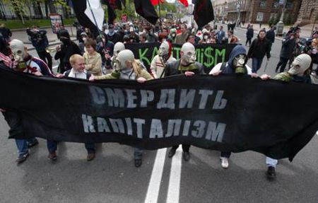 Активісти руху “Нові ліві” проходять Хрещатиком з нагоди Міжнародного дня солідарності трудящих в Києві, 1 травня 2007 р.
