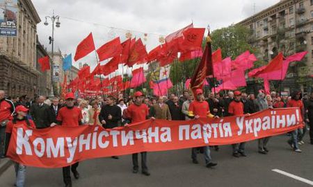Активісти Комуністичної партії України йдуть святковою колоною через Хрещатик, 1 травня 2007 р.