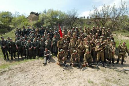 Участники реконструкции боевых действий 1943 года во время театрализованного военного представления «Память жива», посвященного 62-й годовщине Дня Победы, в Запорожье, 6 мая в 2007 г. В реконструкции принимали участие около ста человек из Севастополя, Донецка, Мелитополя и Запорожья. Было задействовано 20 единиц боевой техники времен Великой Отечественной войны