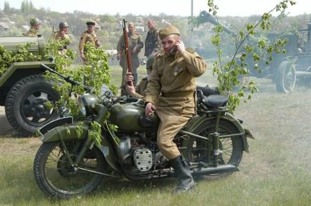 Участники реконструкции боевых действий 1943 года во время театрализованного военного представления «Память жива», посвященного 62-й годовщине Дня Победы, в Запорожье, 6 мая в 2007 г. В реконструкции принимали участие около ста человек из Севастополя, Донецка, Мелитополя и Запорожья. Было задействовано 20 единиц боевой техники времен Великой Отечественной войны