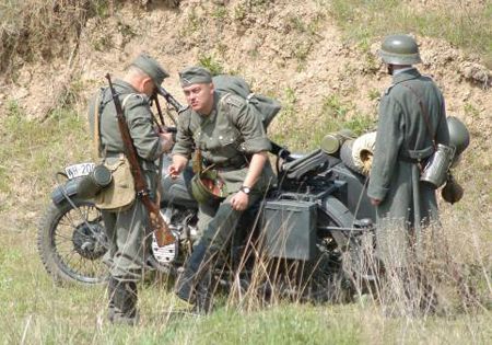 Участники реконструкции боевых действий 1943 года во время театрализованного военного представления «Память жива», посвященного 62-й годовщине Дня Победы, в Запорожье, 6 мая в 2007 г. В реконструкции принимали участие около ста человек из Севастополя, Донецка, Мелитополя и Запорожья. Было задействовано 20 единиц боевой техники времен Великой Отечественной войны