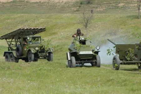 Участники реконструкции боевых действий 1943 года во время театрализованного военного представления «Память жива», посвященного 62-й годовщине Дня Победы, в Запорожье, 6 мая в 2007 г. В реконструкции принимали участие около ста человек из Севастополя, Донецка, Мелитополя и Запорожья. Было задействовано 20 единиц боевой техники времен Великой Отечественной войны