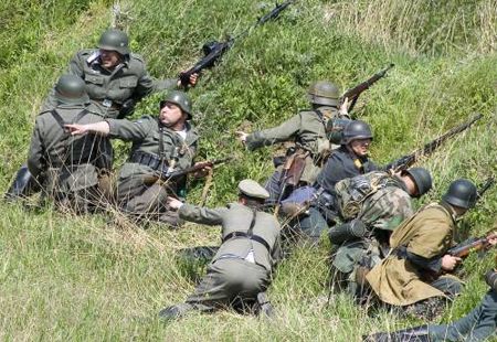 Участники реконструкции боевых действий 1943 года во время театрализованного военного представления «Память жива», посвященного 62-й годовщине Дня Победы, в Запорожье, 6 мая в 2007 г. В реконструкции принимали участие около ста человек из Севастополя, Донецка, Мелитополя и Запорожья. Было задействовано 20 единиц боевой техники времен Великой Отечественной войны