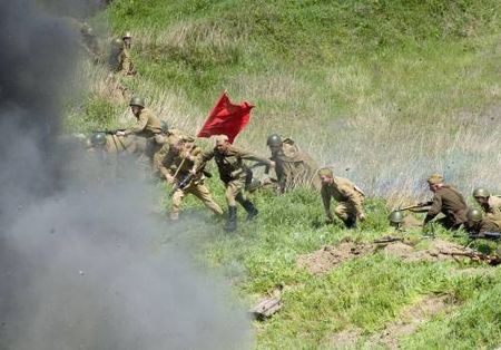Участники реконструкции боевых действий 1943 года во время театрализованного военного представления «Память жива», посвященного 62-й годовщине Дня Победы, в Запорожье, 6 мая в 2007 г. В реконструкции принимали участие около ста человек из Севастополя, Донецка, Мелитополя и Запорожья. Было задействовано 20 единиц боевой техники времен Великой Отечественной войны