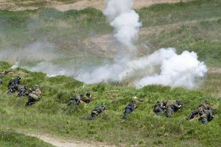 Участники реконструкции боевых действий 1943 года во время театрализованного военного представления «Память жива», посвященного 62-й годовщине Дня Победы, в Запорожье, 6 мая в 2007 г. В реконструкции принимали участие около ста человек из Севастополя, Донецка, Мелитополя и Запорожья. Было задействовано 20 единиц боевой техники времен Великой Отечественной войны