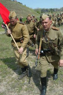 Участники реконструкции боевых действий 1943 года во время театрализованного военного представления «Память жива», посвященного 62-й годовщине Дня Победы, в Запорожье, 6 мая в 2007 г. В реконструкции принимали участие около ста человек из Севастополя, Донецка, Мелитополя и Запорожья. Было задействовано 20 единиц боевой техники времен Великой Отечественной войны