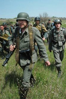 Участники реконструкции боевых действий 1943 года во время театрализованного военного представления «Память жива», посвященного 62-й годовщине Дня Победы, в Запорожье, 6 мая в 2007 г. В реконструкции принимали участие около ста человек из Севастополя, Донецка, Мелитополя и Запорожья. Было задействовано 20 единиц боевой техники времен Великой Отечественной войны