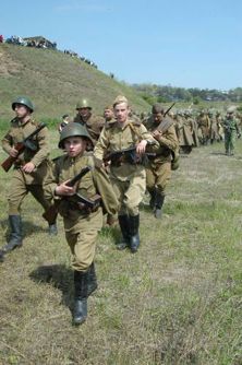Участники реконструкции боевых действий 1943 года во время театрализованного военного представления «Память жива», посвященного 62-й годовщине Дня Победы, в Запорожье, 6 мая в 2007 г. В реконструкции принимали участие около ста человек из Севастополя, Донецка, Мелитополя и Запорожья. Было задействовано 20 единиц боевой техники времен Великой Отечественной войны