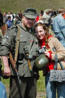 Участники реконструкции боевых действий 1943 года во время театрализованного военного представления «Память жива», посвященного 62-й годовщине Дня Победы, в Запорожье, 6 мая в 2007 г. В реконструкции принимали участие около ста человек из Севастополя, Донецка, Мелитополя и Запорожья. Было задействовано 20 единиц боевой техники времен Великой Отечественной войны