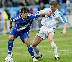 Нападающий «Динамо» Клебер и защитник ФК «Днепр» Владимир Езерський борются за мяч во время матча Чемпионата Украины по футболу