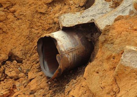 На месте взрыва газопровода под Киевом земля стала ядовито-оранжевой (фото)