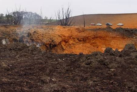 На месте взрыва газопровода под Киевом земля стала ядовито-оранжевой (фото)