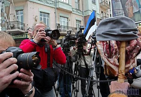К посольству Эстонии в Киеве принесли свиную голову в нацистской фуражке (4 фото)