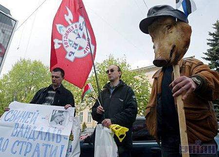 К посольству Эстонии в Киеве принесли свиную голову в нацистской фуражке (4 фото)