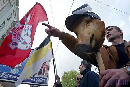 К посольству Эстонии в Киеве принесли свиную голову в нацистской фуражке (4 фото)