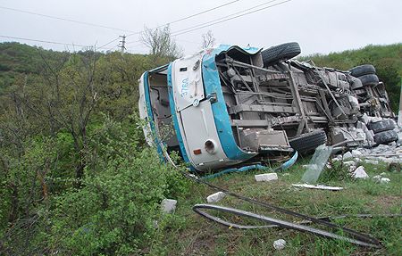 Фура опрокинула троллейбус: пострадали 7 человек (добавлены фото)