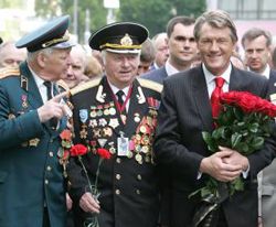 Виктор Ющенко идет в колонне с ветеранами перед началом церемонии возложения цветов к памятнику Неизвестному солдату. Киев, 9 мая 