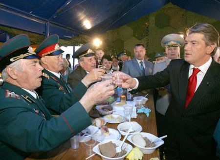 Ветераны выпили с Ющенко боевые сто грамм (фоторепортаж)