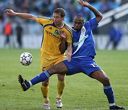 Диего Ринкон борется за мяч с Александром Бабичем