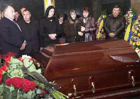 В Феофании простились с разбившимся в аварии депутатом-регионалом (добавлены фото)