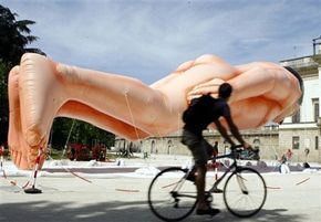 Над Міланом літає 21-метровий голий чоловік (фото)