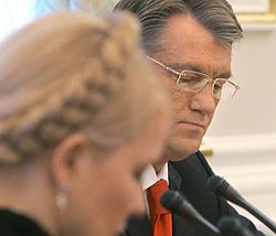 Віктор Ющенко і Юлія Тимошенко під час зустрічі у Секретаріаті Президента. Київ, 10 травня 