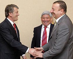 Виктор Ющенко и Ильхам Алиев здороваются на Энергетическом саммите в Кракове. 11 мая