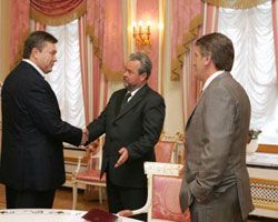Виктор Ющенко наблюдает, как здороваются Виктор Янукович и новоназначенный секретарь СНБО Иван Плющ перед началом встречи по результатам  переговоров рабочей группы. Киев, 12 мая