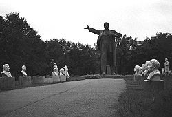 Парк, в якому зібрані пам`ятники Леніна і Маркса на річці Іртиш в Сибіру. Фото Віктора Суворова