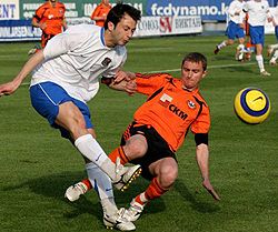 Нападающий ФК «Шахтер»  Андрей Воробей и игрок ФК «Арсенал» борются за мяч