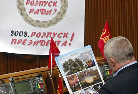 Чим займаються депутати розпущеної Верховної Ради (фоторепортаж)