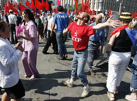 Стомлені очікуванням прихильники коаліції і в саму спеку не побоялися зануритися в запальні танці