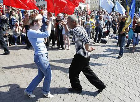 Виявилось, що перейняти частину «дискотечних» рухів не так вже і складно...
